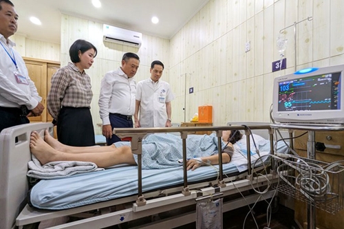 Chủ tịch UBND TP Hà Nội thăm nạn nhân vụ cháy chung cư mini ở quận Thanh Xuân

